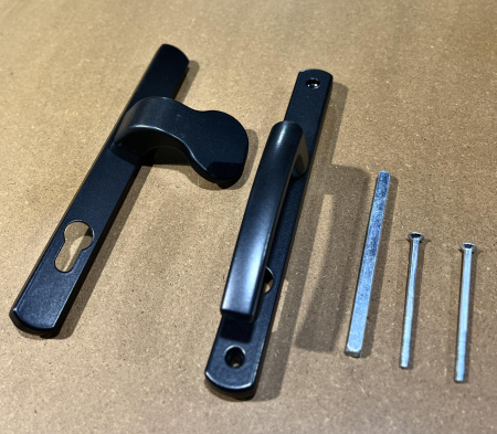 26.85.9005PT Пара ручек с ухватом на длинной планке межосевое 85 мм. RAL9005МАТ. Черный