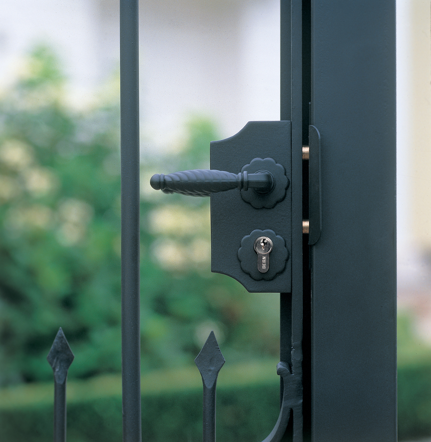 LAKY4040F2L9005VCAFA Малый накладной декоративный замок под квадратный профиль от 40 до 50 мм. RAL 9005